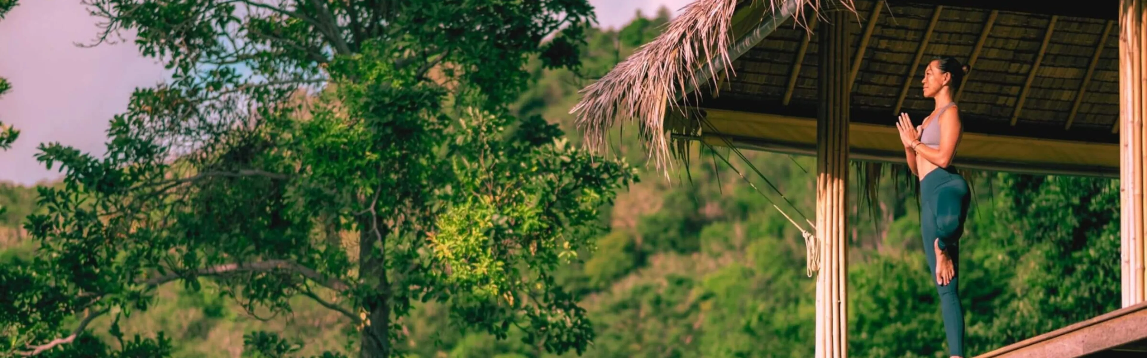 Teilnehmerin bei einem Yoga Retreat in tropischer Natur